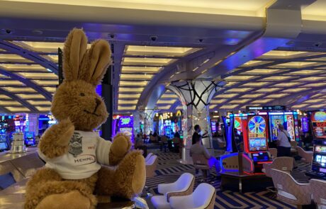 Hempel Maskottchen sitzt im Casino