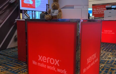 Hempel Maskottchen neben Xerox Drucker
